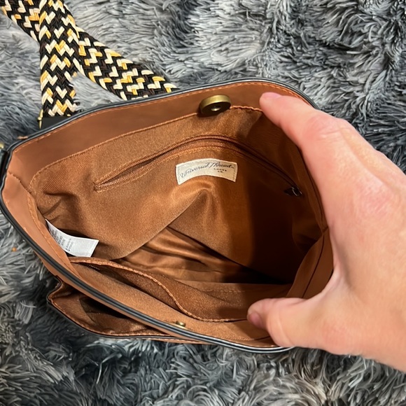 Universal Thread Purse - Picture 5 of 10